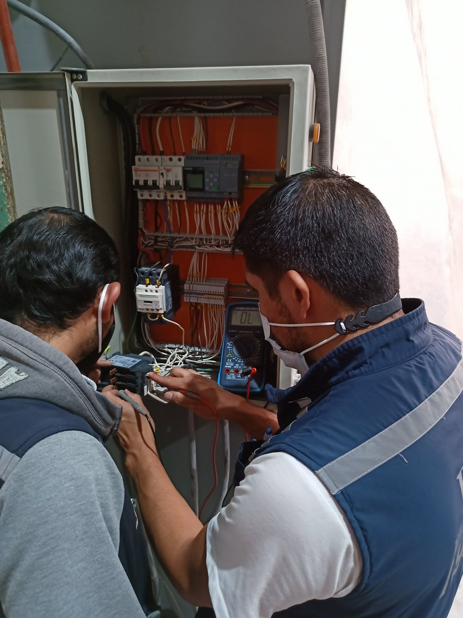 Inspección técnica del tablero de la cámara de pintura