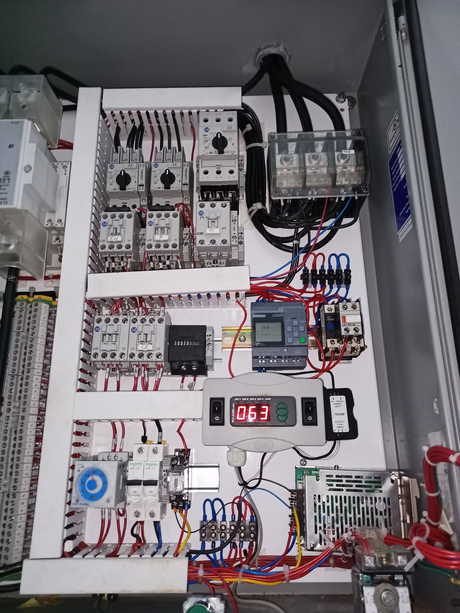 Tablero de control con PLC Siemens LOGO!